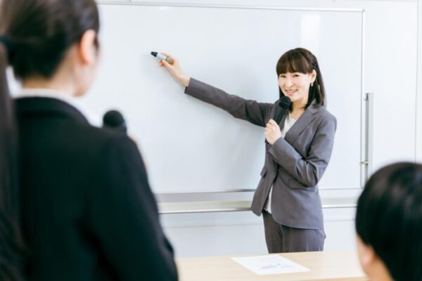 ユーキャン日本語教師講座の口コミや評判は?料金・難易度・合格率を詳しく解説! | 資格マイスター